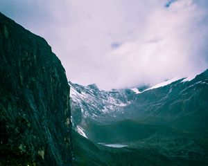 Превью обои горы, скалы, снег, заснеженный, трава, облака