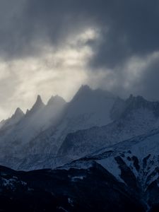 Превью обои горы, скалы, снег, заснеженный, облака
