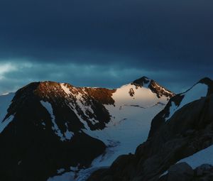 Превью обои горы, скалы, снег, заснеженный, небо, камни