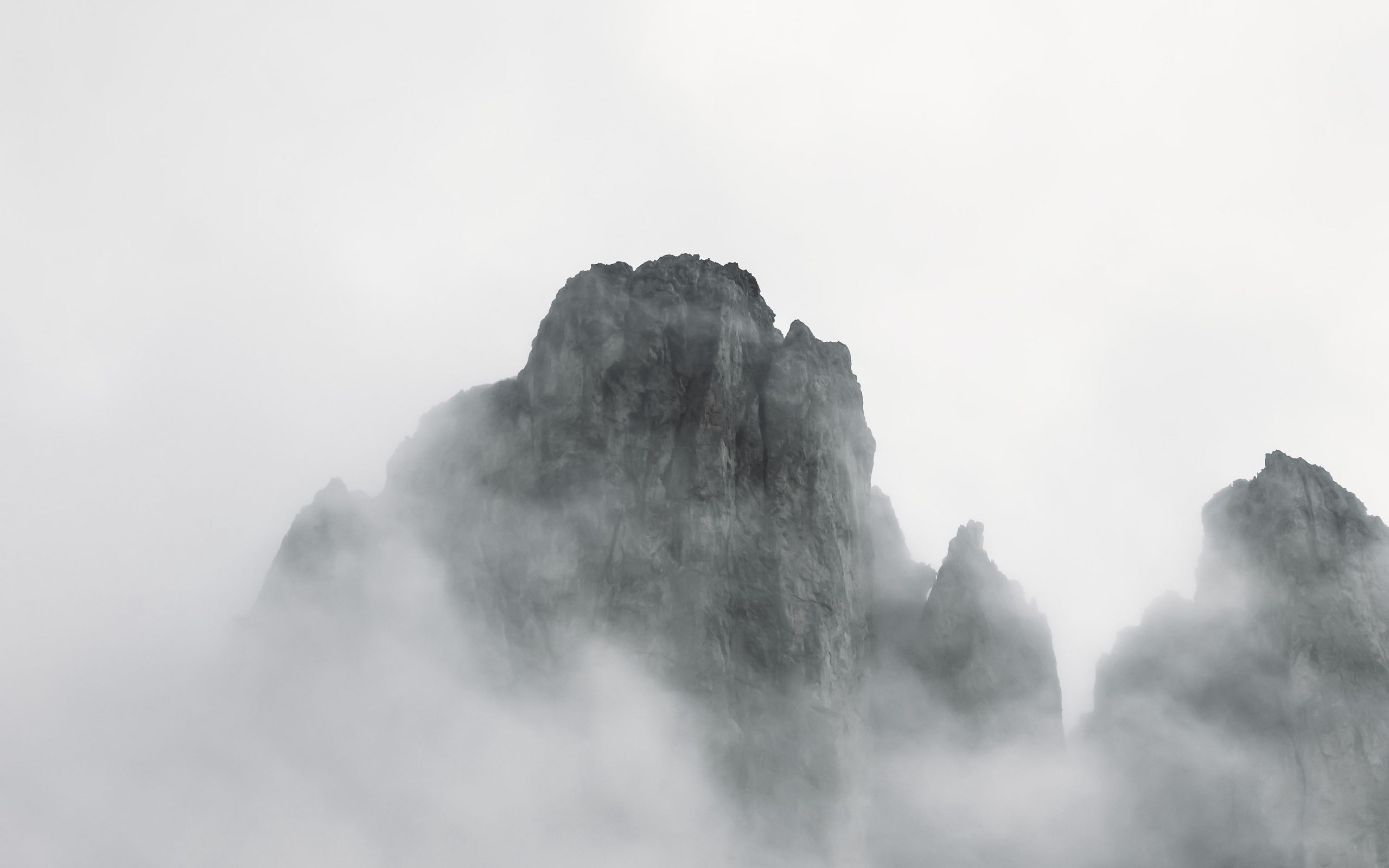 Горы туйвмоен в Киргизии с туманом