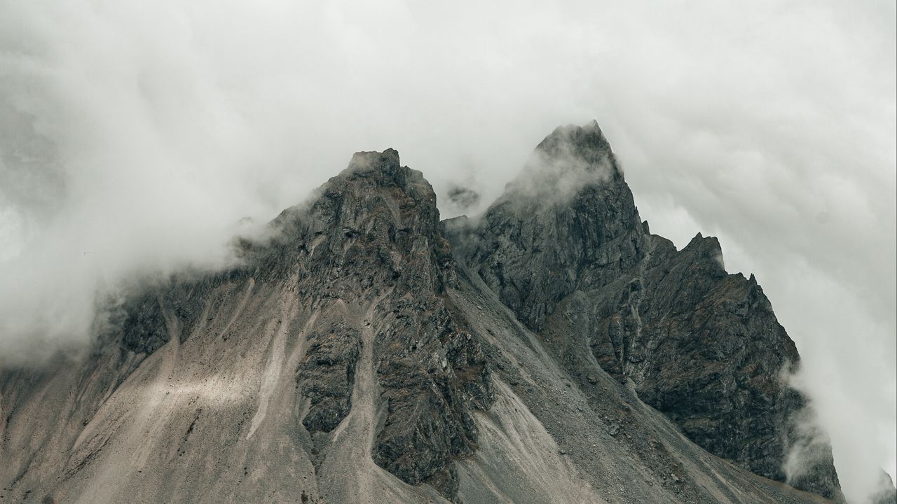 Обои горы, скалы, туман, облако, трава