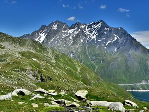 Превью обои горы, скалы, вершины, мох, озеро