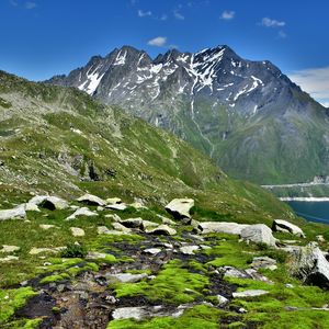 Превью обои горы, скалы, вершины, мох, озеро