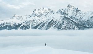 Превью обои горы, снег, человек, силуэт, одиночество