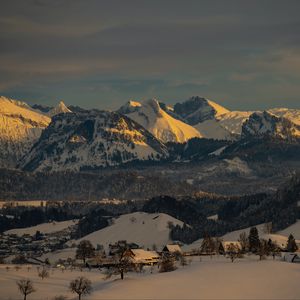 Превью обои горы, снег, дома, зима, природа