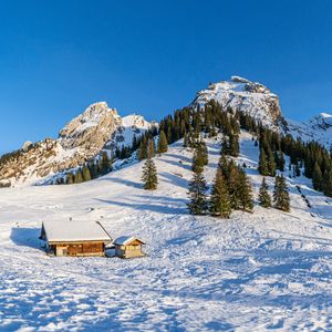 Превью обои горы, снег, домик, деревья, пейзаж, природа