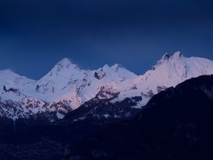 Превью обои горы, снег, пейзаж, сумерки, горный хребет