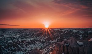 Превью обои горы, солнце, закат, солнечные лучи, горизонт, заснеженный