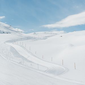 Превью обои горы, спуск, горнолыжная трасса, снег, извилистый