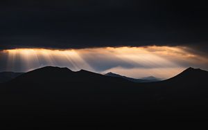 Превью обои горы, сумерки, лучи, свет