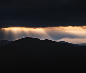 Превью обои горы, сумерки, лучи, свет