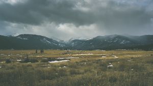 Превью обои горы, трава, небо, пасмурно, облака