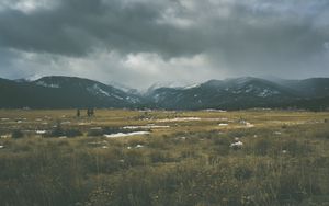 Превью обои горы, трава, небо, пасмурно, облака