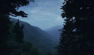 Превью обои горы, туман, деревья, луна, пейзаж, сумерки
