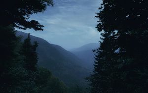 Превью обои горы, туман, деревья, луна, пейзаж, сумерки