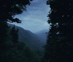 Превью обои горы, туман, деревья, луна, пейзаж, сумерки