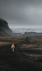 Превью обои горы, туман, дорога, туристы, пейзаж, исландия