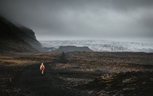 Превью обои горы, туман, дорога, туристы, пейзаж, исландия