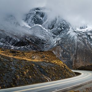 Превью обои горы, туман, дорога, скалы