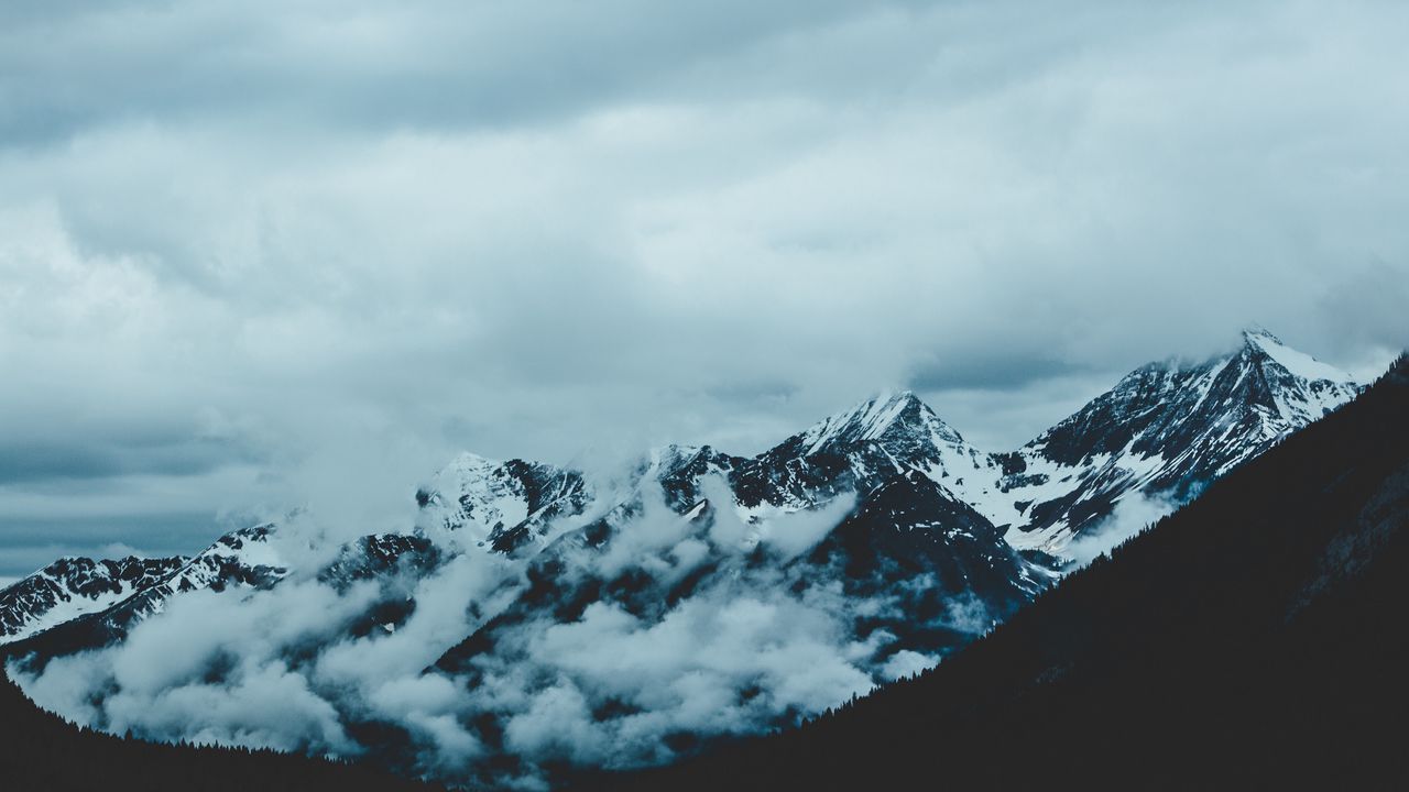 Обои горы, туман, небо, вершины, заснеженный
