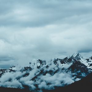 Превью обои горы, туман, небо, вершины, заснеженный