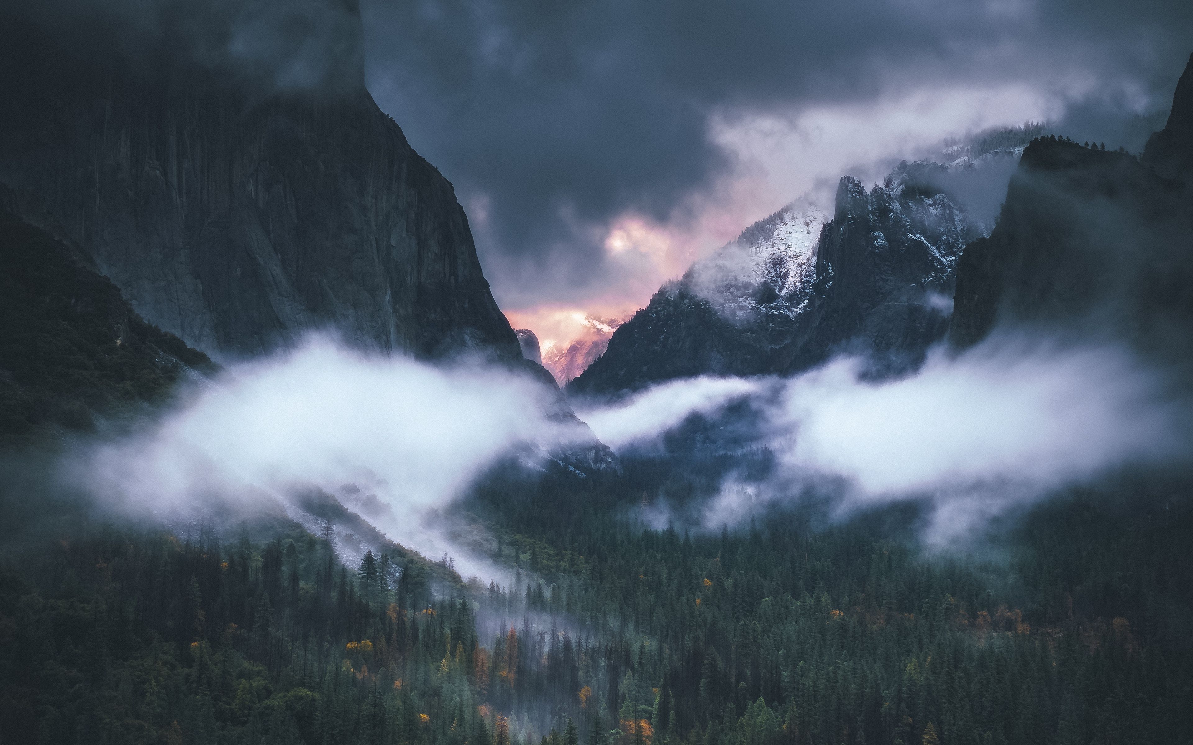 Fog mountains. Горы в тумане. Лес горы туман. Туманный пейзаж. Пейзаж горы туман.