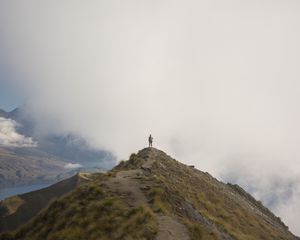 Превью обои горы, туман, облака, одиночество, свобода