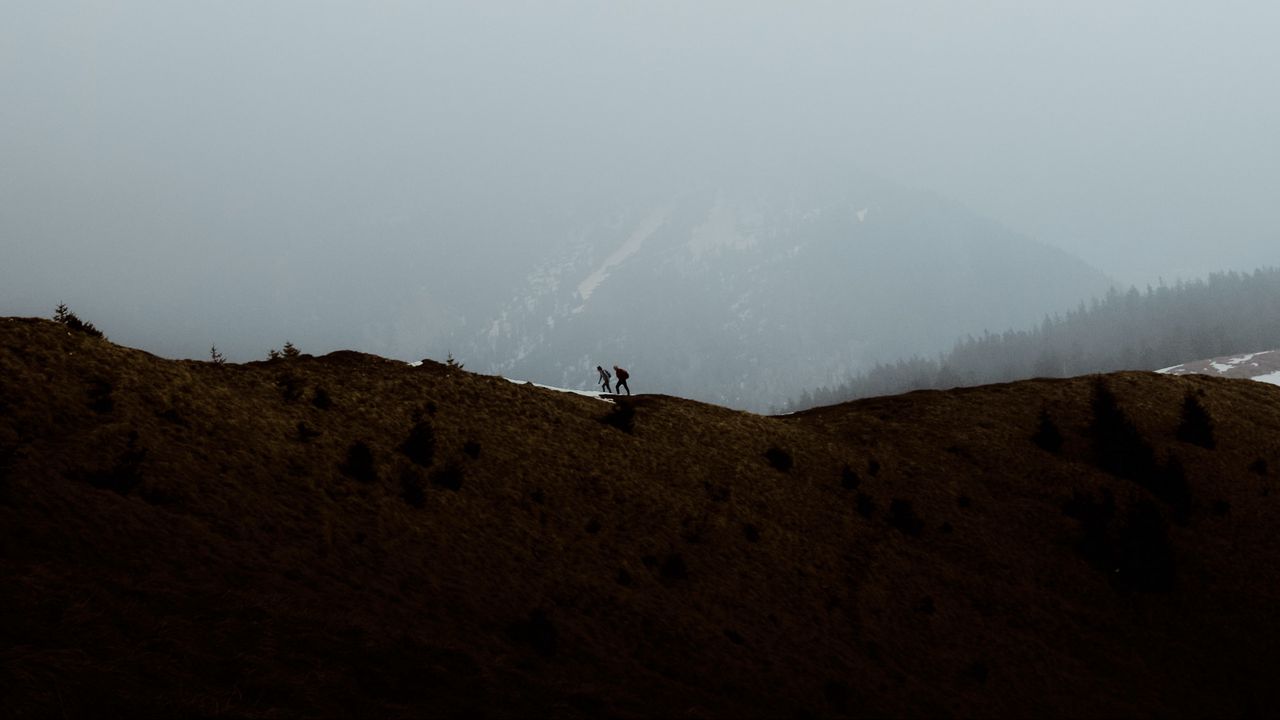 Обои горы, туман, силуэты, пара, поход, природа