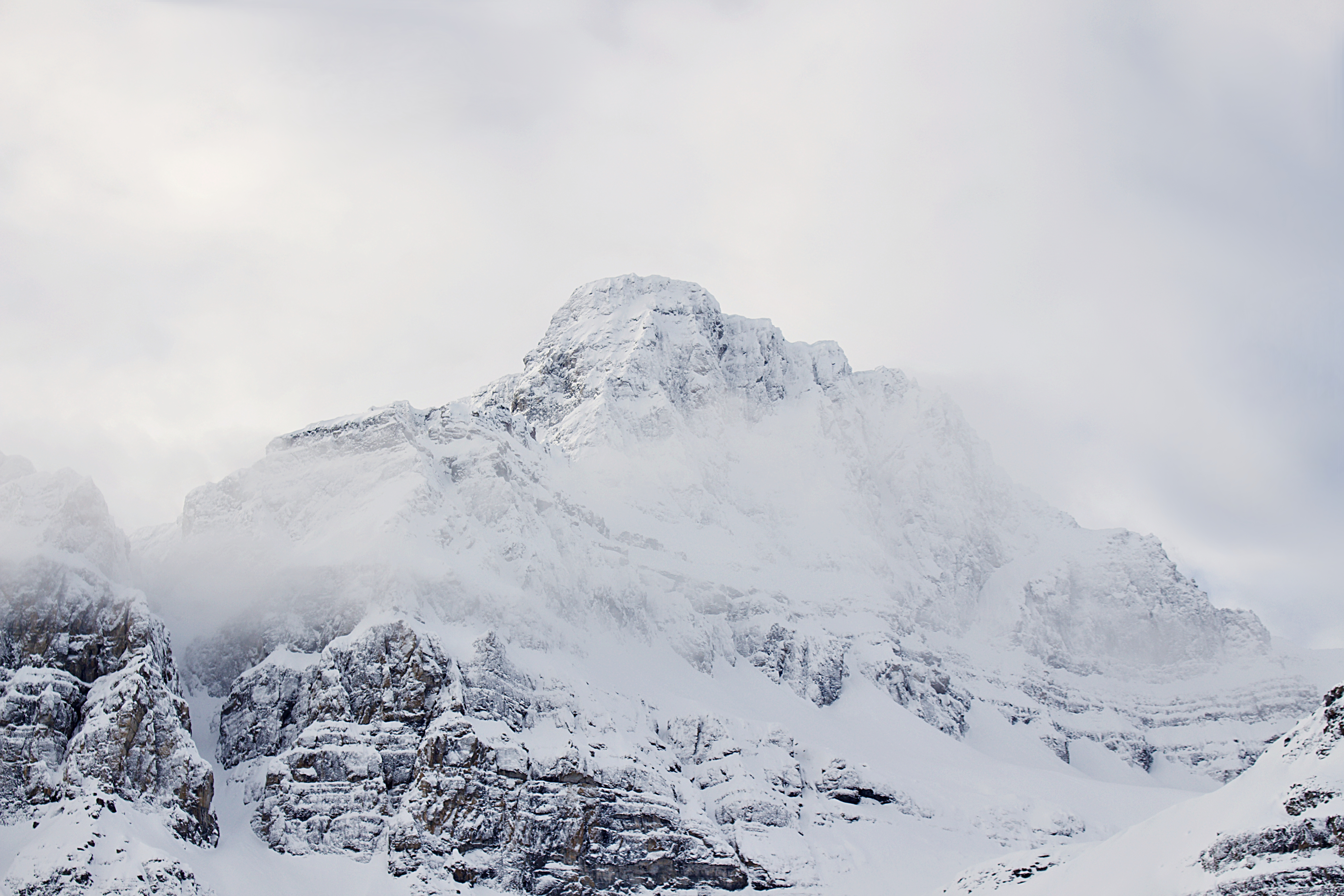 The tops of the mountains with snow. Снежные горы. Снежные горы в тумане. Гора белая. Серые снежные горы.