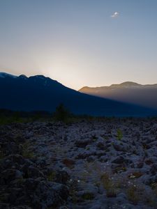 Превью обои горы, вечер, сумерки, солнечные лучи, пейзаж