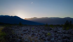 Превью обои горы, вечер, сумерки, солнечные лучи, пейзаж