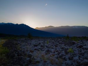 Превью обои горы, вечер, сумерки, солнечные лучи, пейзаж