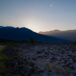 Превью обои горы, вечер, сумерки, солнечные лучи, пейзаж