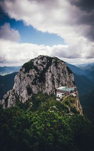 Превью обои горы, вершина, горный хребет, здание, пейзаж, вид