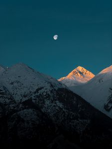 Превью обои горы, вершина, луна, заснеженный, сумерки