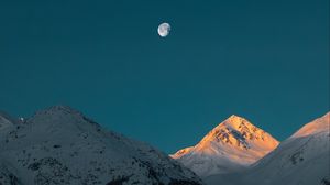 Превью обои горы, вершина, луна, заснеженный, сумерки