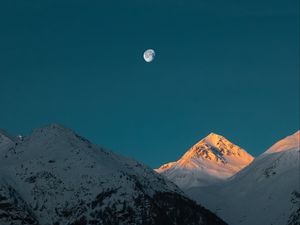 Превью обои горы, вершина, луна, заснеженный, сумерки