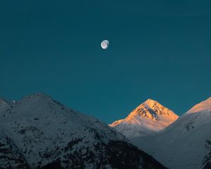 Превью обои горы, вершина, луна, заснеженный, сумерки