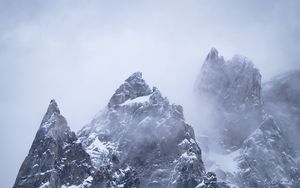 Превью обои горы, вершина, скалы, снег, облака