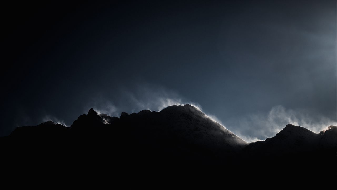 Обои горы, вершина, туман, обволакивающий, темный, тень