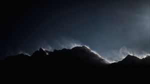 Превью обои горы, вершина, туман, обволакивающий, темный, тень