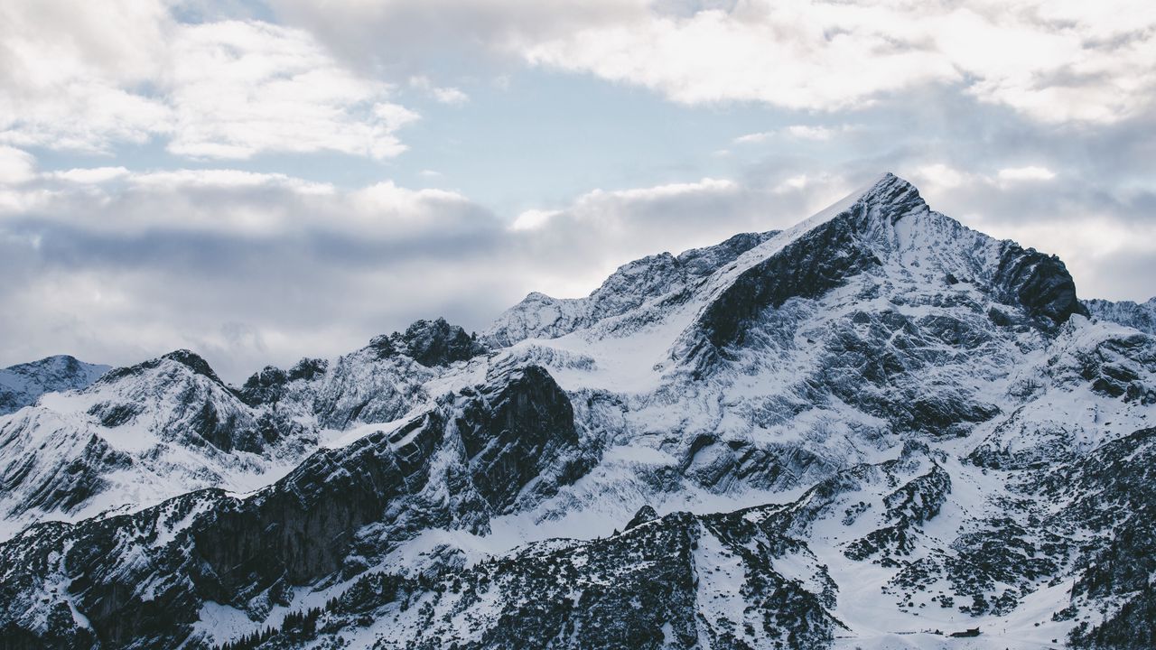 Обои горы, вершина, заснеженный, снег, небо, облака