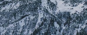 Превью обои горы, вершина, заснеженный, снег, небо, облака, деревья