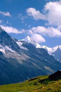 Превью обои горы, вершины, домик, луг, снег, трава, зелень, швейцария