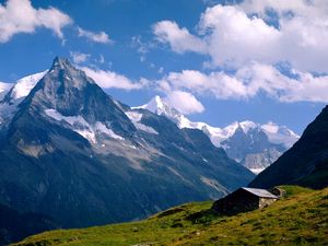Превью обои горы, вершины, домик, луг, снег, трава, зелень, швейцария