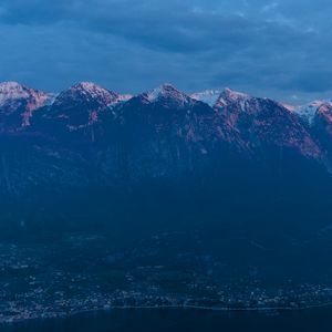Превью обои горы, вершины, море, облака, природа, темный