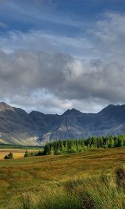 Превью обои горы, вершины, облака, деревья, поляна