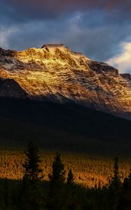 Превью обои горы, вершины, скала, лучи, лес