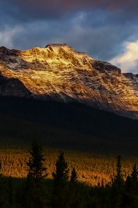 Превью обои горы, вершины, скала, лучи, лес