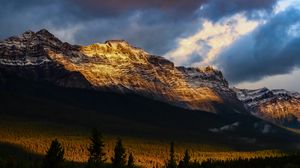 Превью обои горы, вершины, скала, лучи, лес